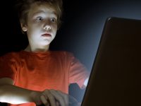 რა საფრთხეებს შეიცავს ბავშვებისთვის ინტერნეტით სარგებლობა
